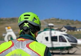 Un agente de la Guardia Civil se prepara para un rescate de montaña.