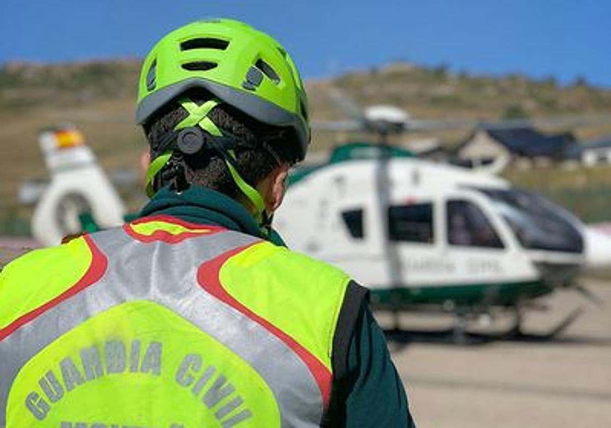 Un agente de la Guardia Civil se prepara para un rescate de montaña.