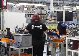 Una empleada de Horse en la fábrica de Valladolid.