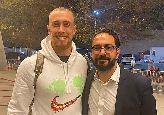 Víctor Orta (derecha) en 2019, con George Kittle, 'tight end' de los San Francisco 49ers