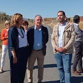 La presidenta de la Diputación, el delegado de la Junta y el alcalde de Dueñas, en la visita a las obras.