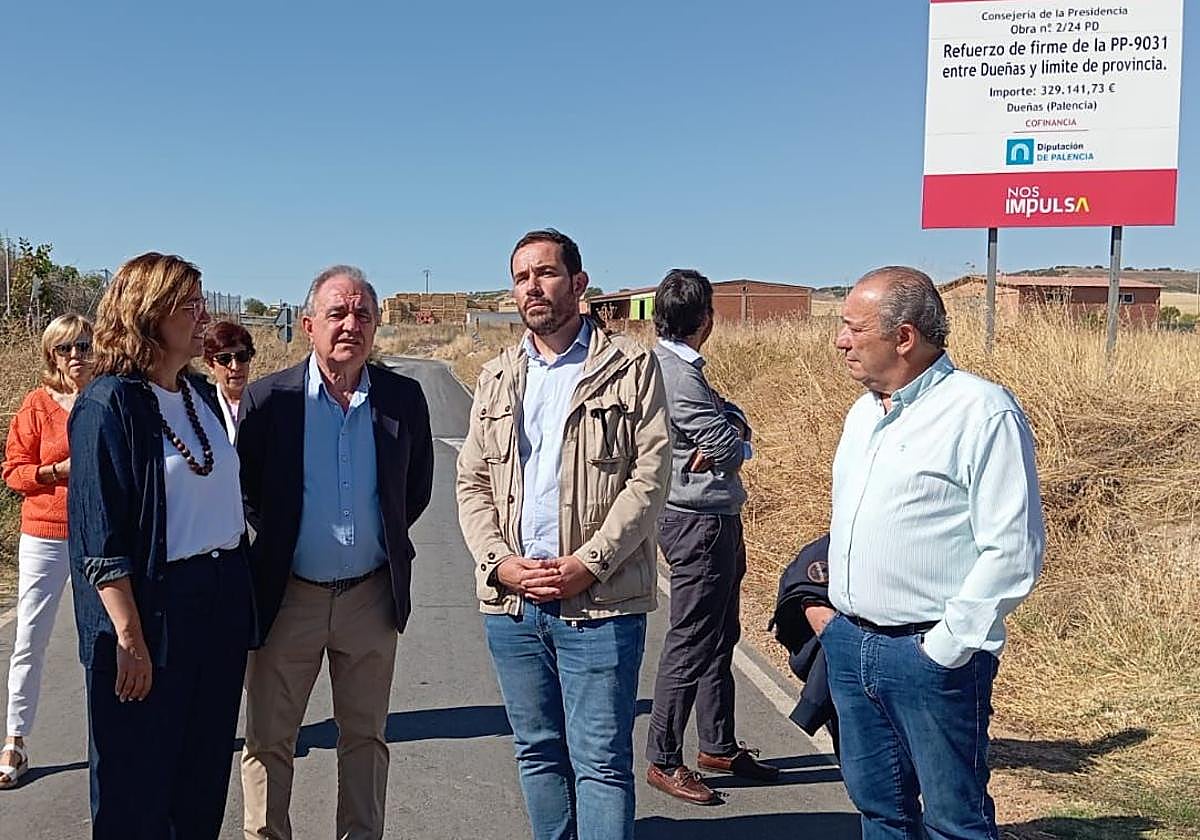 La presidenta de la Diputación, el delegado de la Junta y el alcalde de Dueñas, en la visita a las obras.