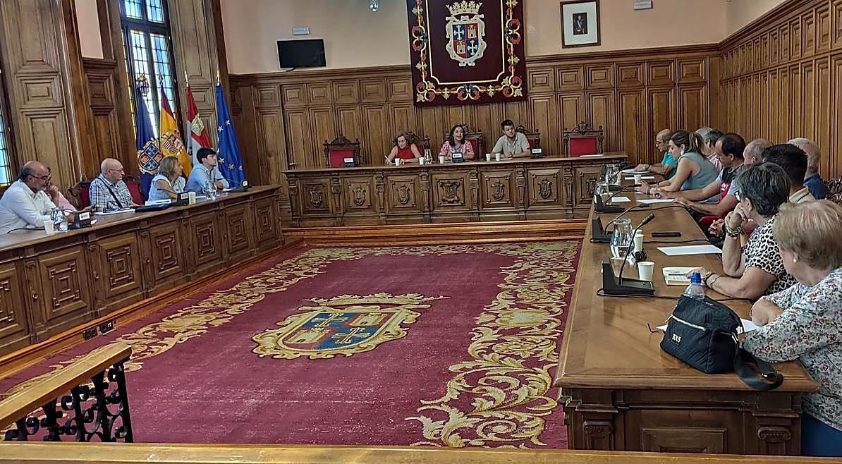 Reunión del equipo de gobierno con las asociaciones de vecinos.