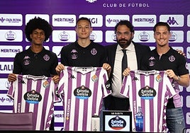 Presentación de Federico, Lachuer y Sergi Tenés, con Víctor Orta junto a ellos.