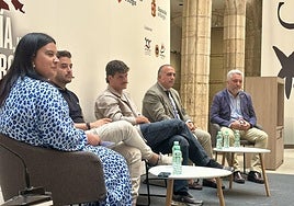 Susana Gutiérrez, moderadora, junto a Ricardo Temiño, Miguel Cobo, Rafael González y Carlos Niño.