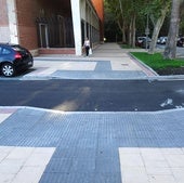 Rebajes, con los pasos de cebra aún sin pintar, en la calle Caballero, entre la entrada al patio del colegio y el frontal de la parroquia del Cuatro de Marzo.