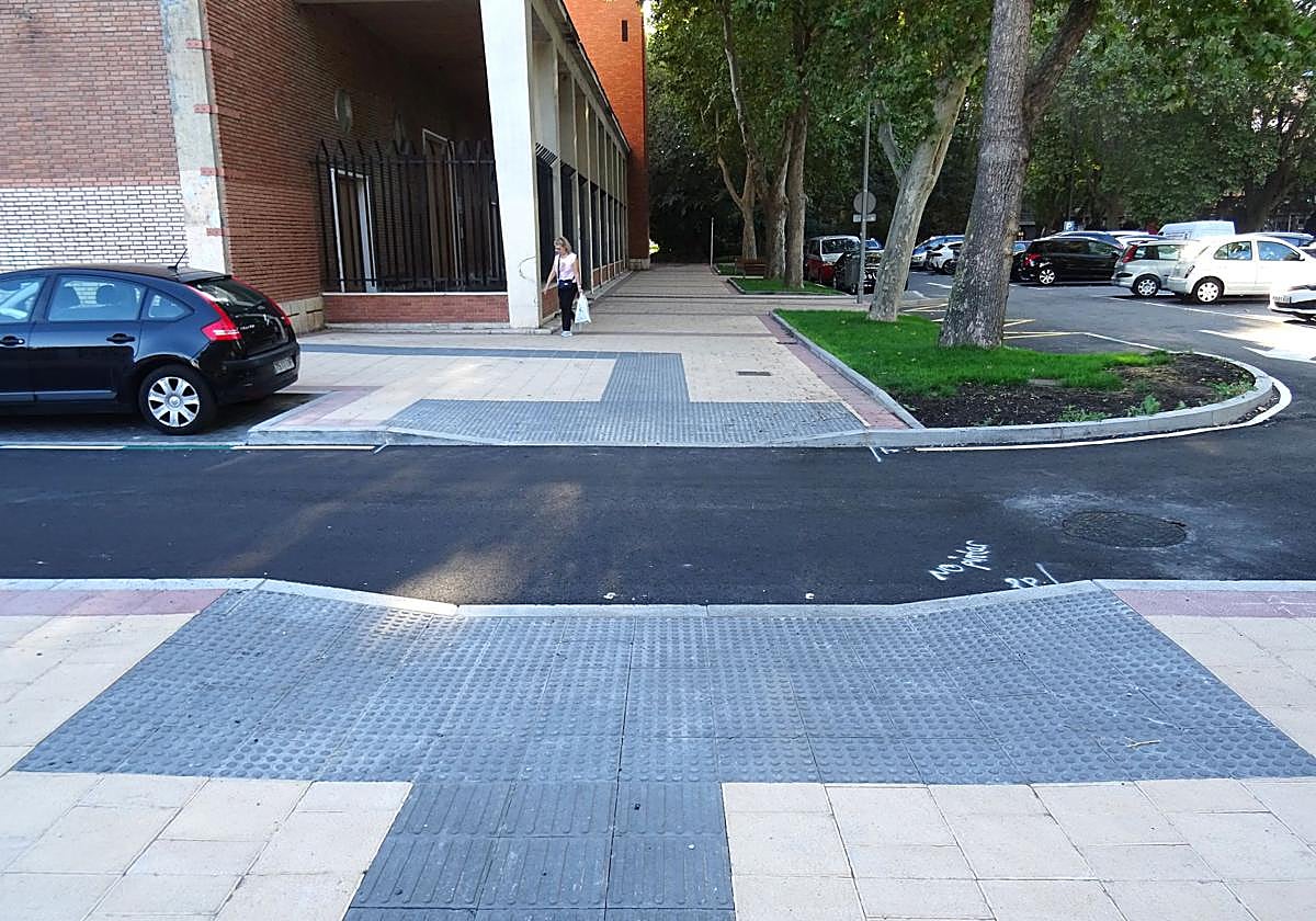 Rebajes, con los pasos de cebra aún sin pintar, en la calle Caballero, entre la entrada al patio del colegio y el frontal de la parroquia del Cuatro de Marzo.
