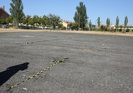Aparcamiento alternativo a las obras, situado junto al colegio Elena Fortún, totalmente vacío.