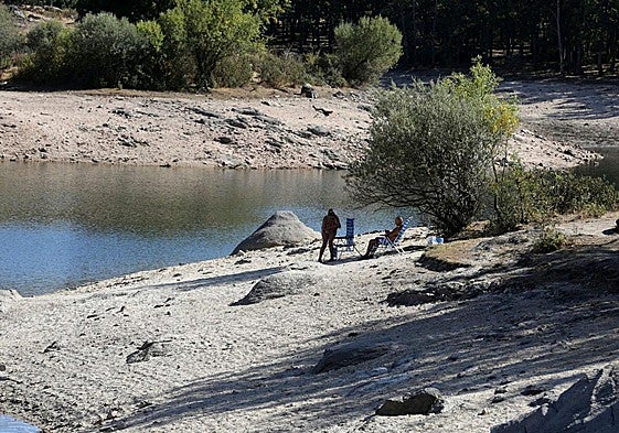 Dos personas toman el sol en el Pontón Alto esta semana.