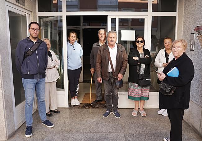 Algunos de los vecinos afectados reunidos en el portal 24 de la calle Miño.