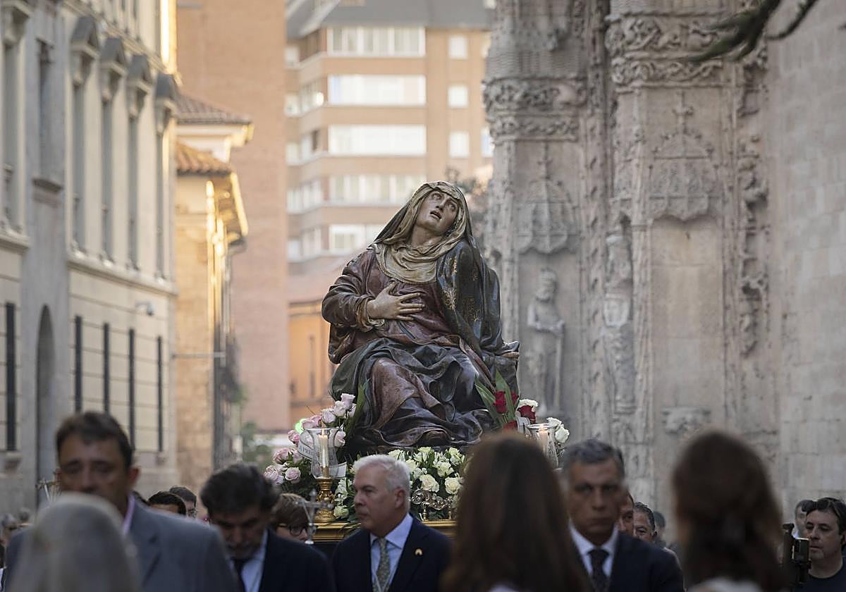 La Virgen de las Angustias protagoniza la procesión celebrada este miércoles por las calles del centro de Valladolid