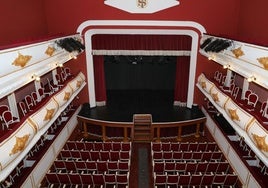 Patio de butacas, palcos y escenario del coqueto teatro Sarabia de Carrión de los Condes.