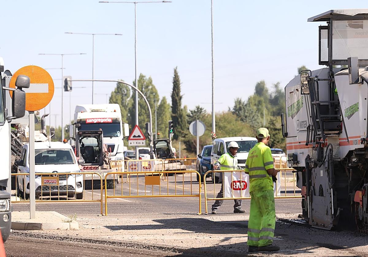 Operarios trabajan este miércoles en la VA-20, en el tramo entre la rotonda del Río Hortega y la carretera de Segovia.