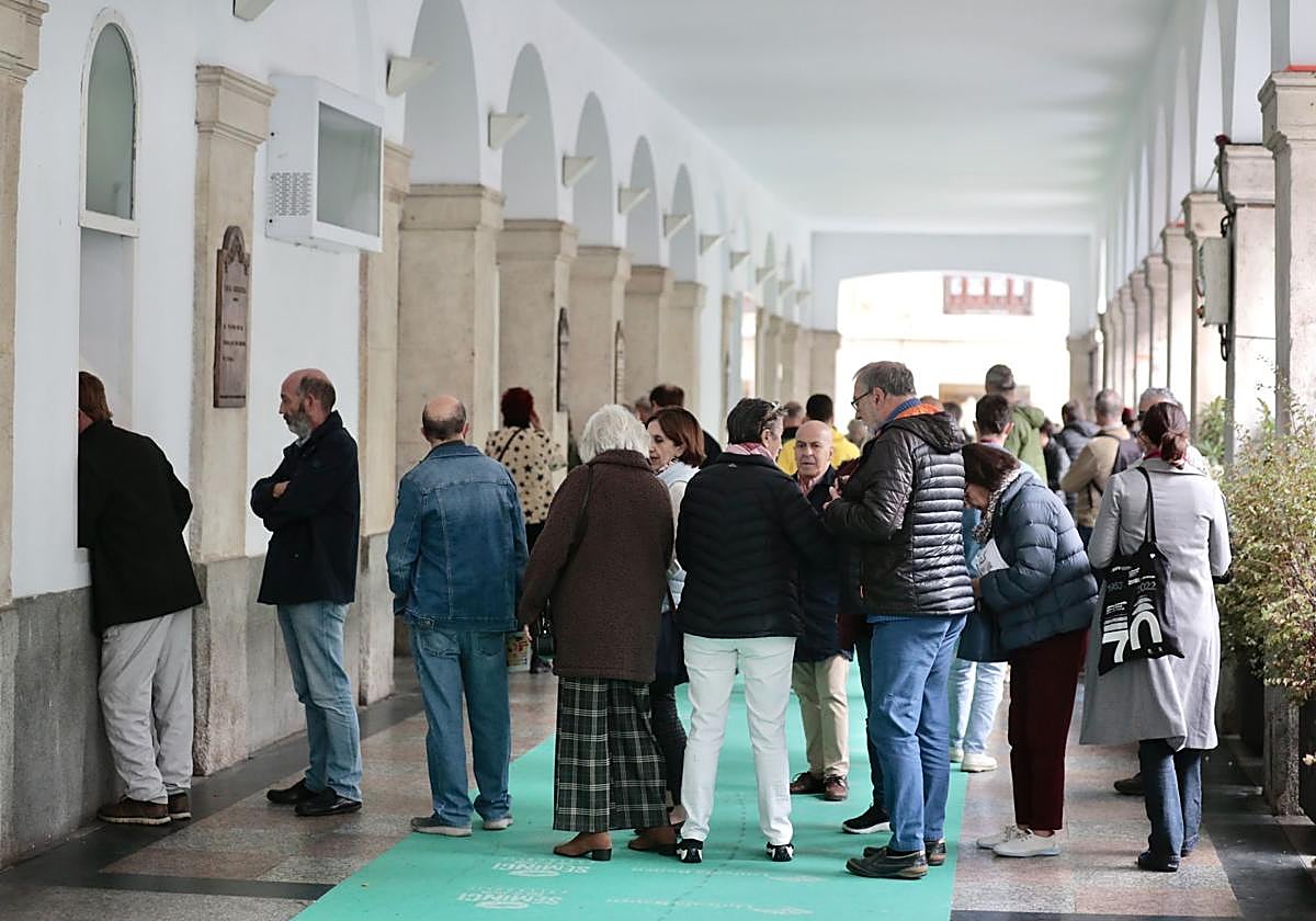 Colas de público para adquirir entradas en una pasada edición de la Seminci.