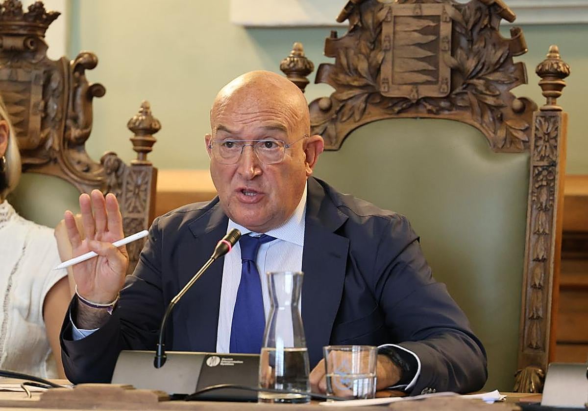 El alcalde de Valladoid, Jesús Julio Carnero, durante un pleno.