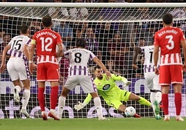Gulherme detiene el penalti lanzado por Embarba durante el último Real Valladolid-Almería