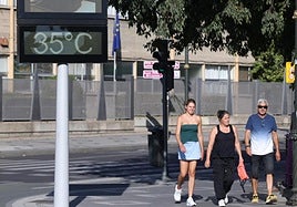 El termómetro de Poniente marca 35 grados este jueves por la tarde.