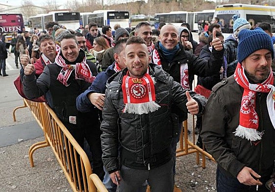 Aficionados de la Cultural Leonesa, antes de entrar al estadio José Zorrilla en febrero de 2018