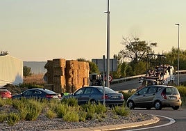 Labores de retirada de las pacas de paja y del camión volcado, este jueves por la mañana.