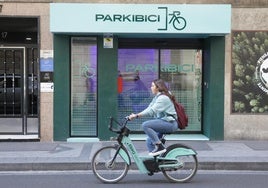 Usuaria de Biki frente al parkibici de López Gómez