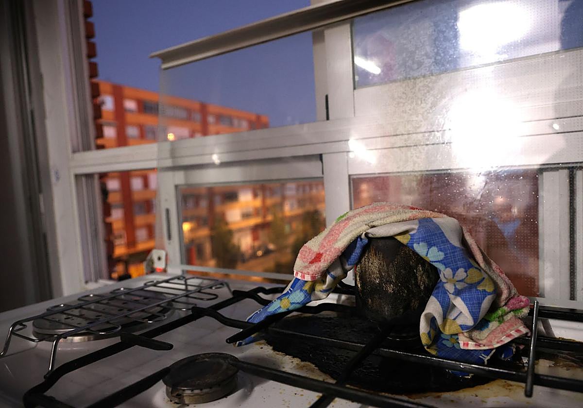La cazuela quemada en la cocina de gas de la vivienda.