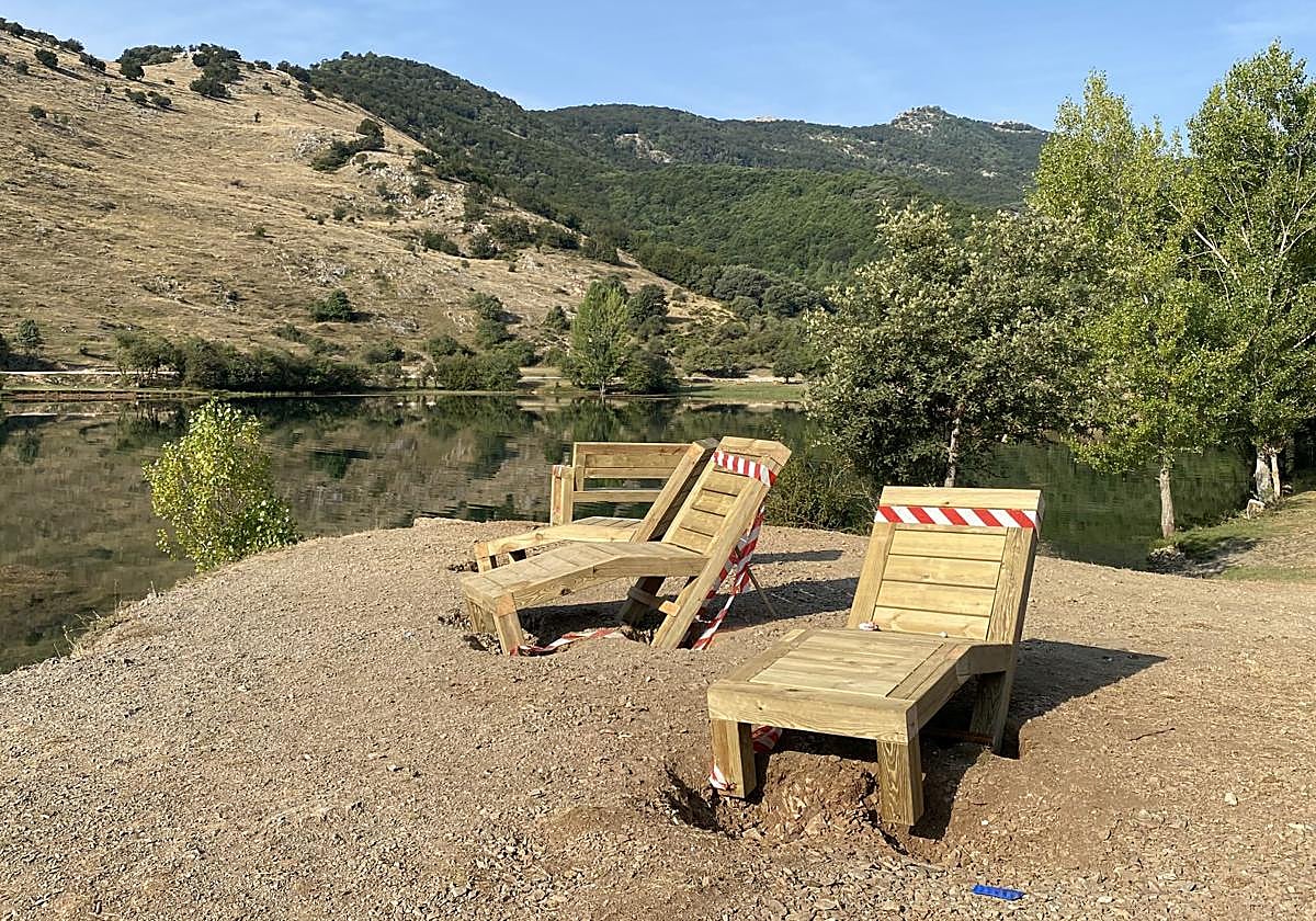 Nuevas tumbonas junto al embalse de Ruesga.