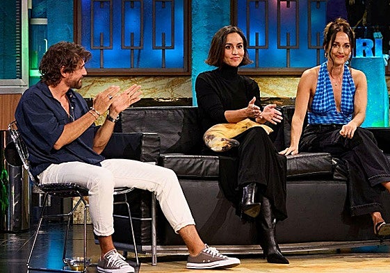 Félix Gómez, Megan Montaner y Silvia Alonso, en 'La Revuelta'.