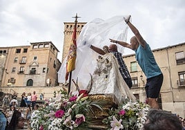 Los cofrades cubren la imagen de la Virgen con un plástico en San Martín.