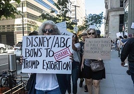 Manifestación en Nueva York contra la suspensión del programa del presentador estadounidense Jimmy Kimmel.