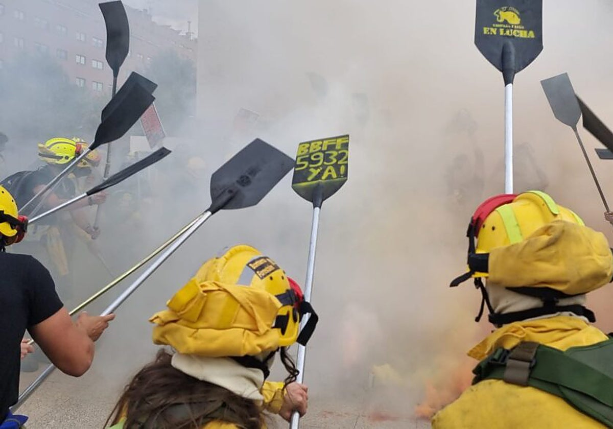Concentración de bomberos frente a las Cortes de Castilla y León.