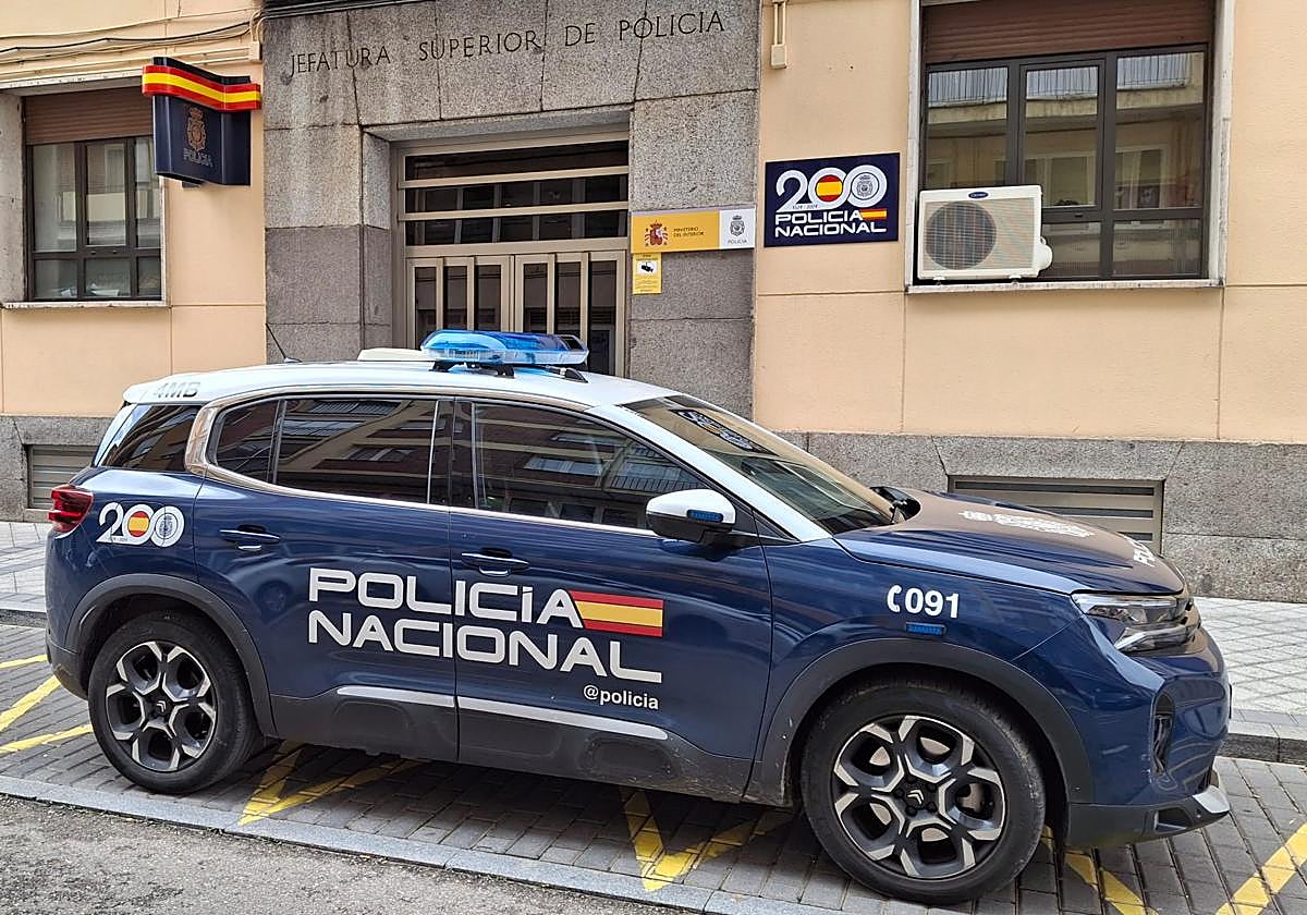 Vehículo de la Policía Nacional junto a la comisaría del centro.