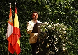 El periodista Alberto Pérez durante el pregón de las fiestas de Mayorga