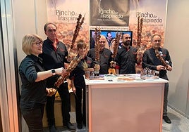 Los miembros de la asociación del tradicional pincho de lechazo de Traspinedo