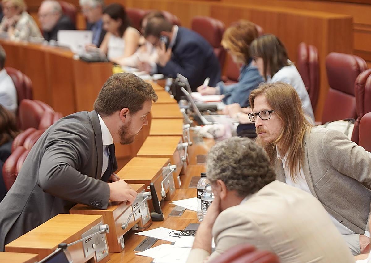 Imagen secundaria 1 - Imágenes del pleno en el que el PP perdió la votación y salió adelante la Ley de Publicidad Institucional promovida por la oposición.