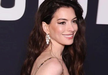 Anne Hathaway se enfrenta a los paparazzi durante el rodaje de 'El Diablo Viste de Prada 2'