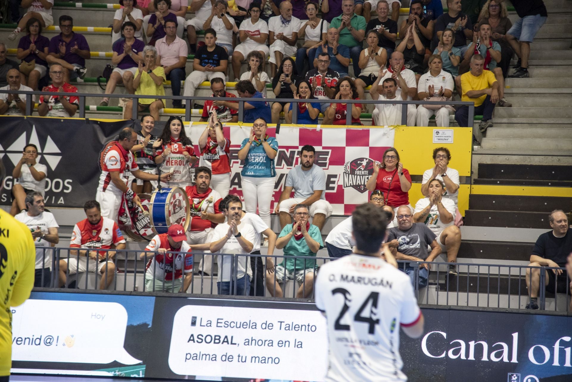 Fotos del triunfo del Balonmano Nava ante el Cangas