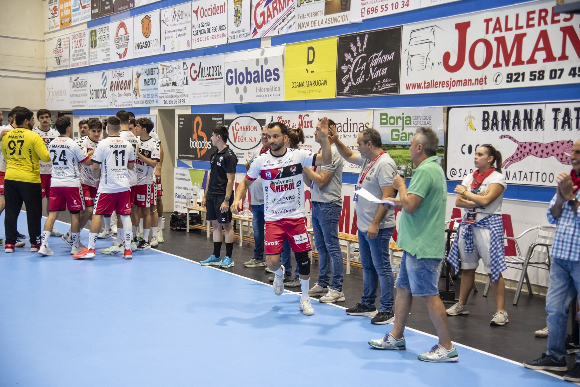 Fotos del triunfo del Balonmano Nava ante el Cangas