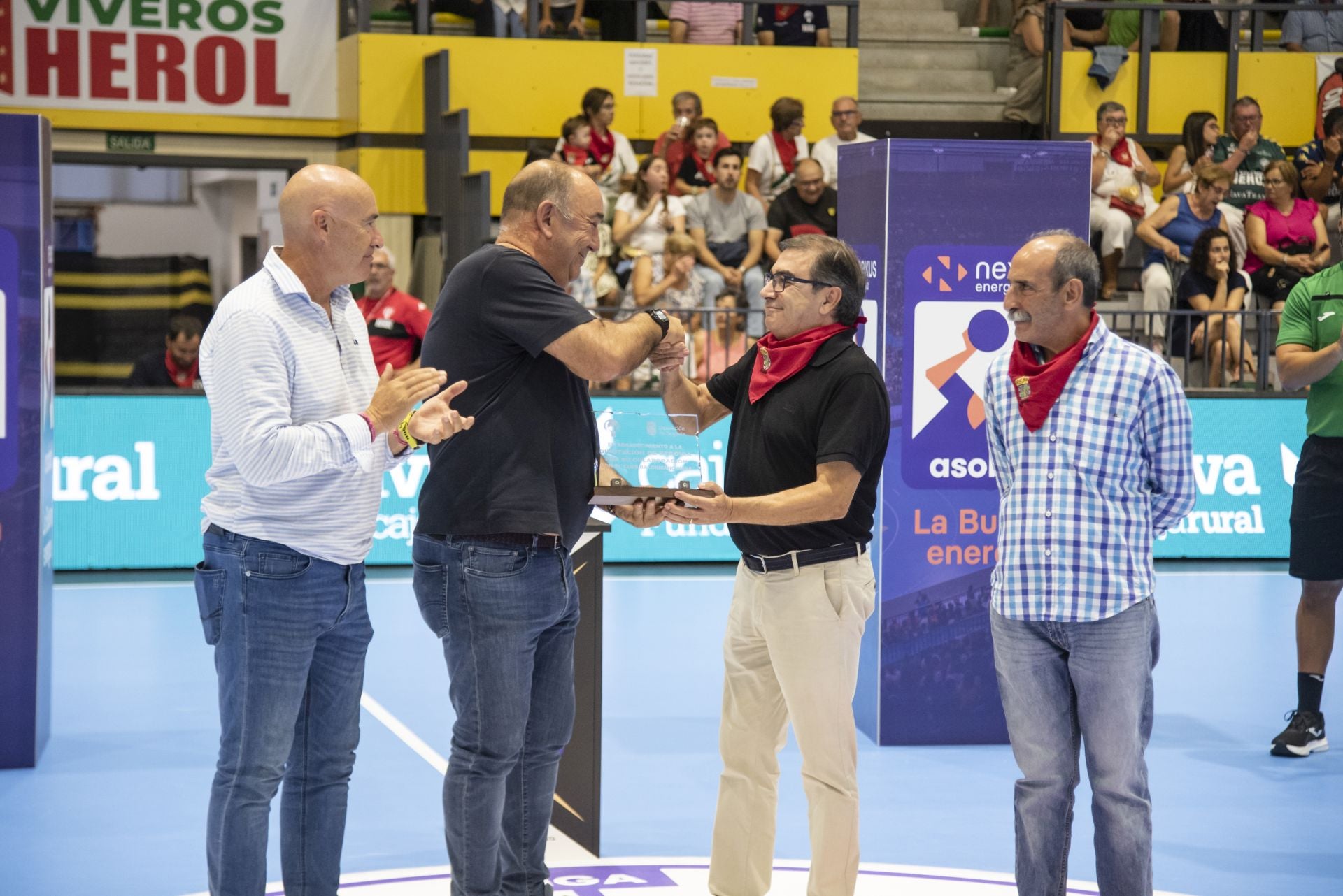 Fotos del triunfo del Balonmano Nava ante el Cangas