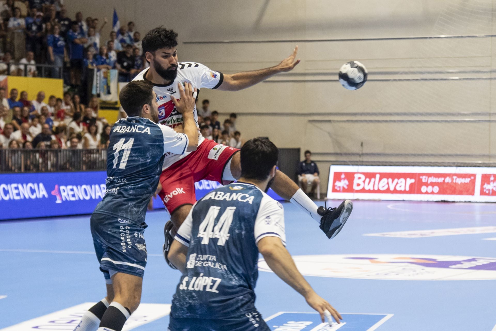 Fotos del triunfo del Balonmano Nava ante el Cangas
