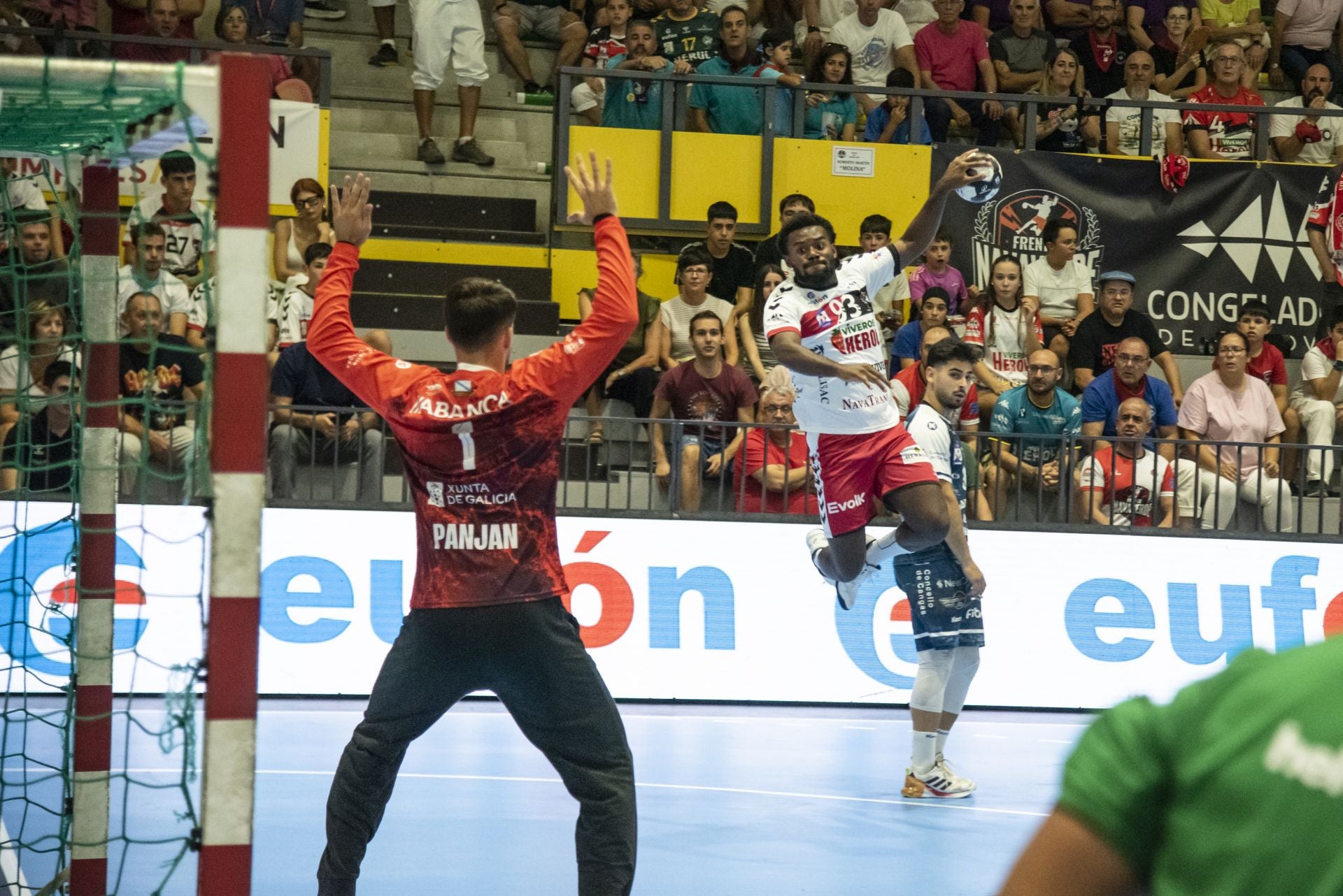 Fotos del triunfo del Balonmano Nava ante el Cangas