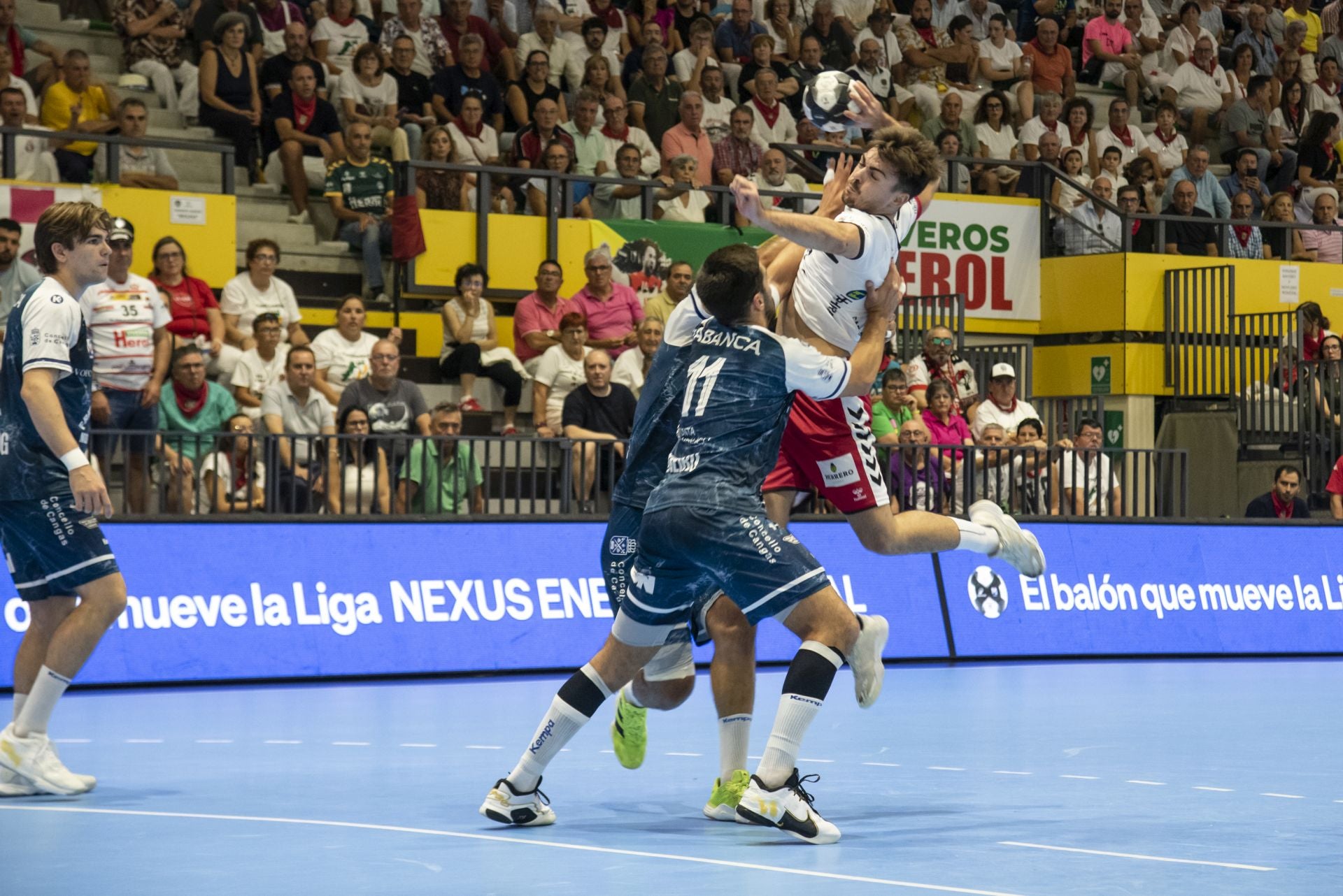 Fotos del triunfo del Balonmano Nava ante el Cangas