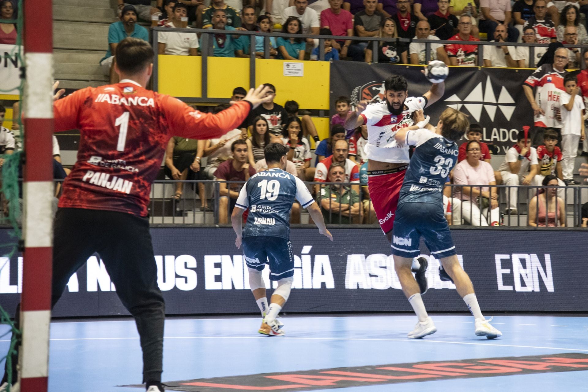 Fotos del triunfo del Balonmano Nava ante el Cangas
