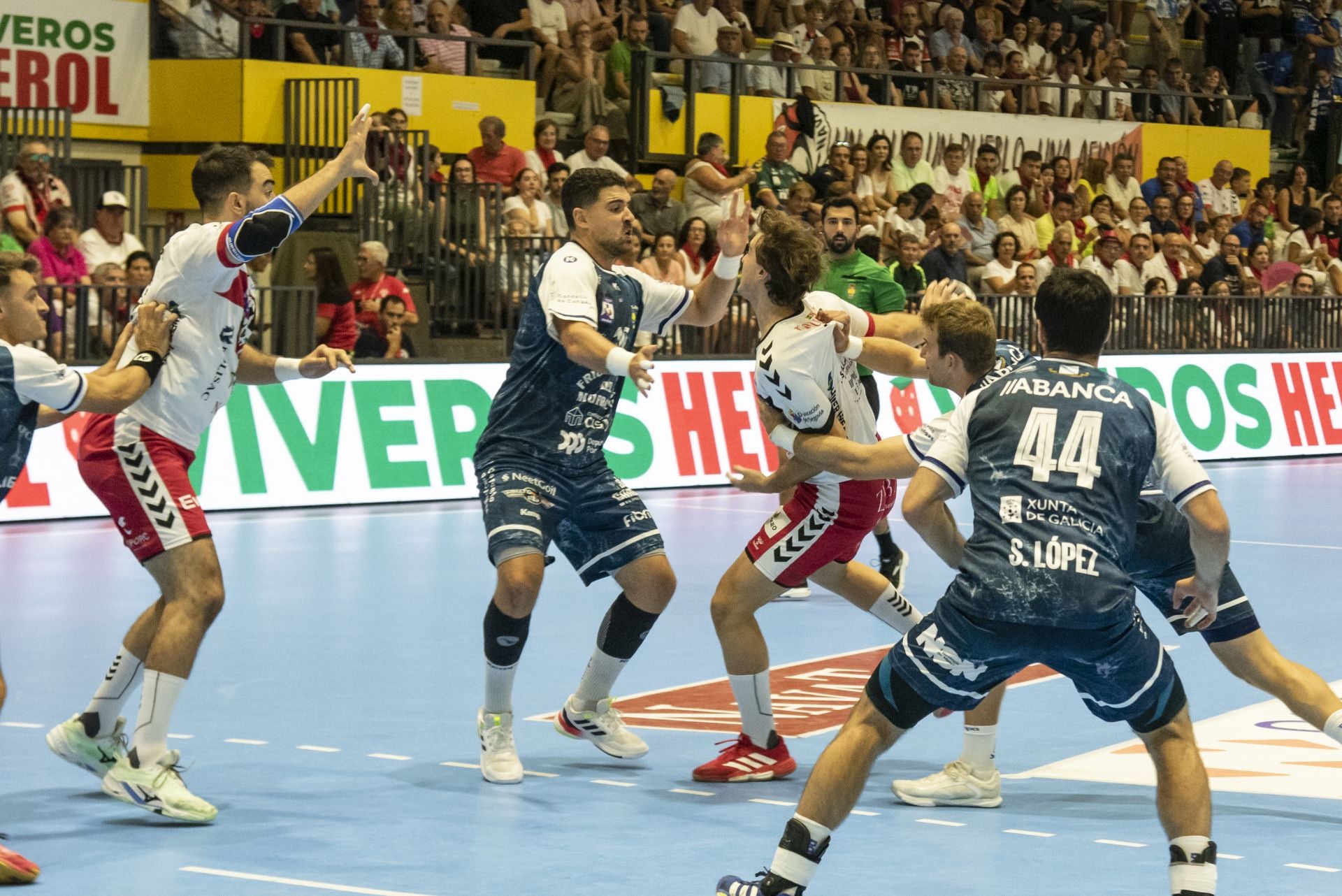 Fotos del triunfo del Balonmano Nava ante el Cangas