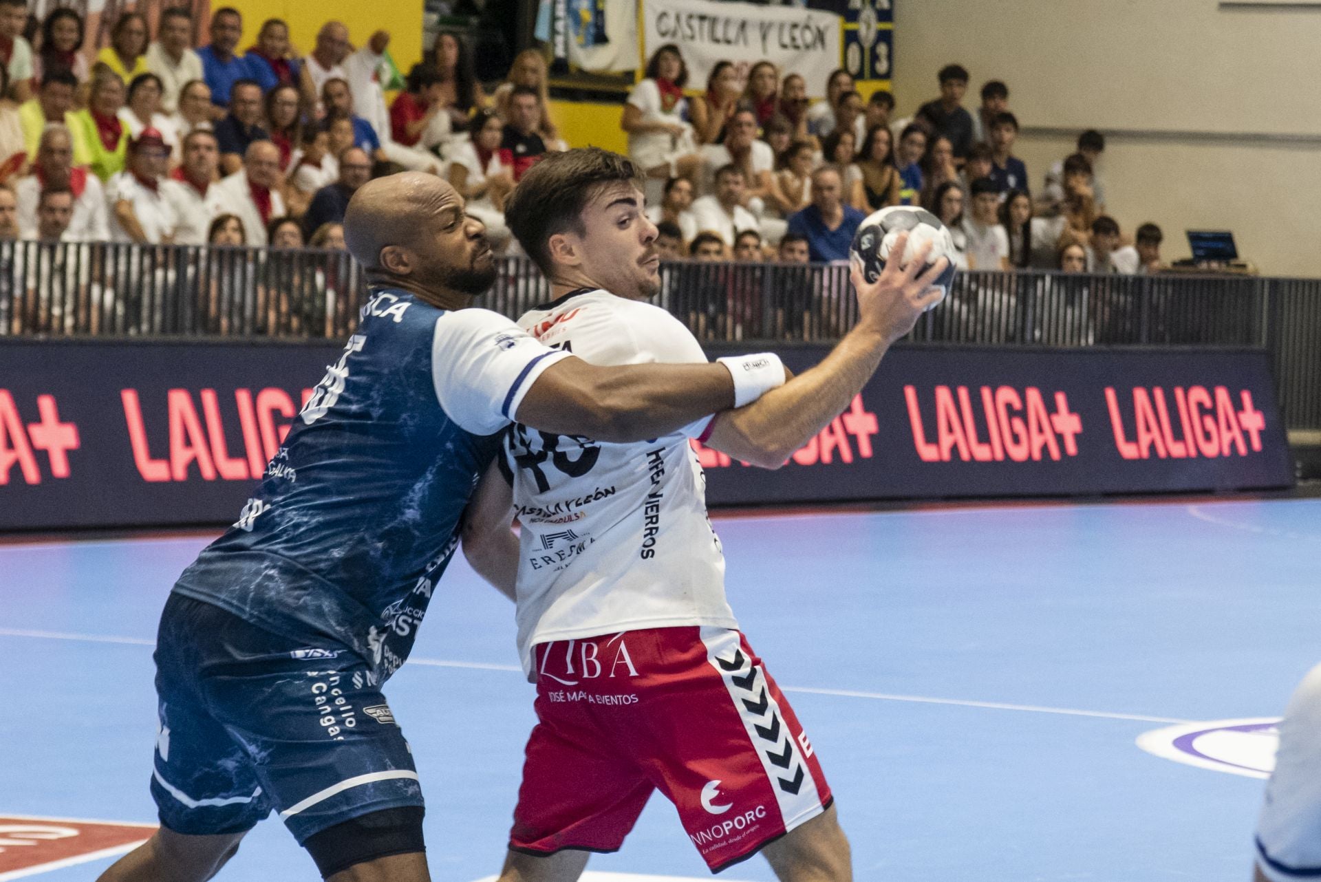 Fotos del triunfo del Balonmano Nava ante el Cangas