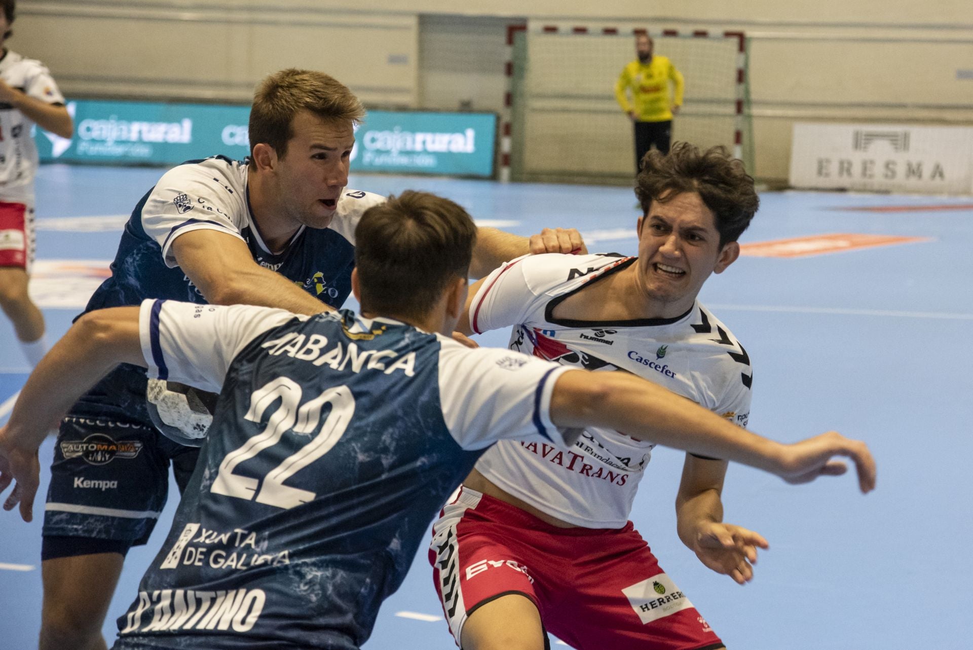 Carrión intenta avanzar entre dos jugadores del Cangas.