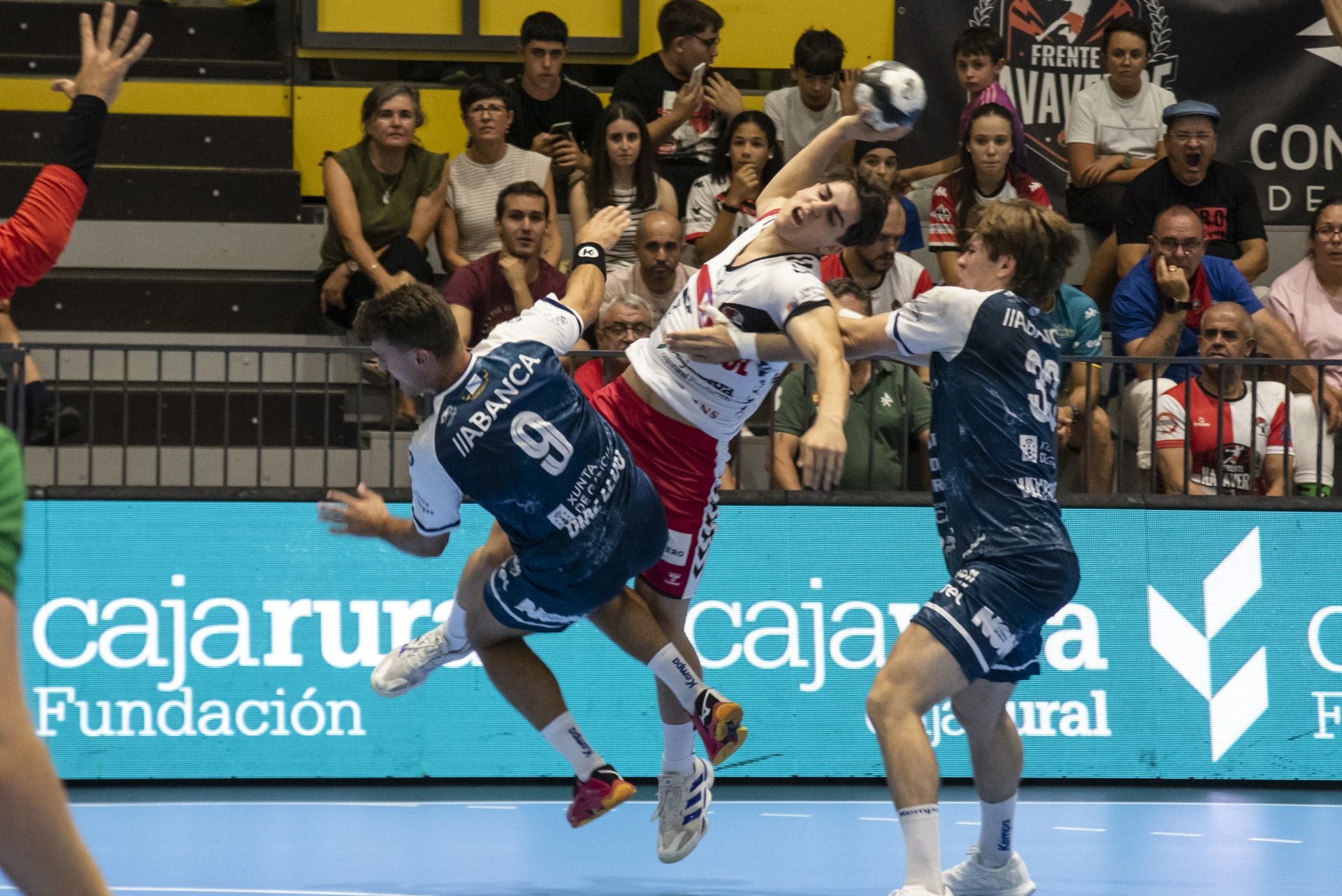Fotos del triunfo del Balonmano Nava ante el Cangas