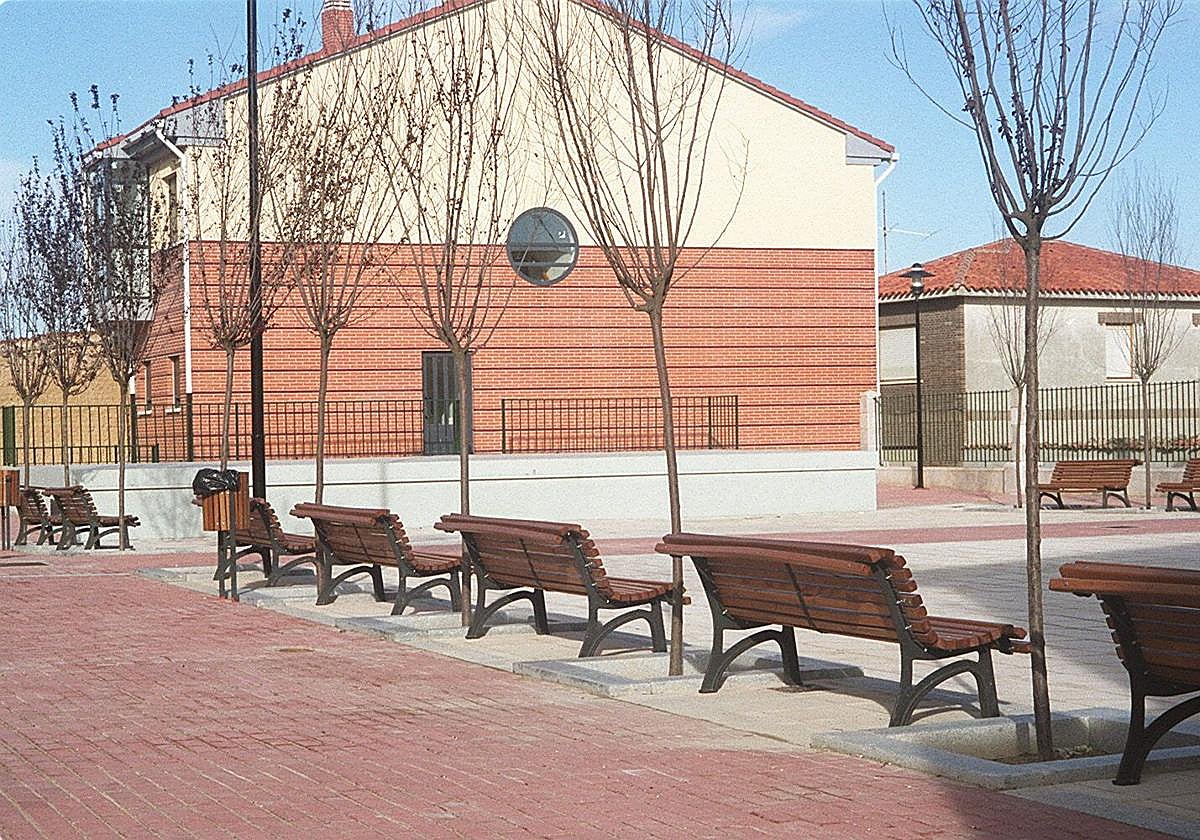 Bancos en un parque de un pueblo de Valladolid en una imagen de archivo.