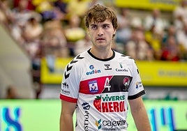 Brais González, jugador del Nava, durante el partido de la primera jornada.