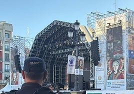Un agente vigila la Plaza Mayor durante las Fiestas de Valladolid.