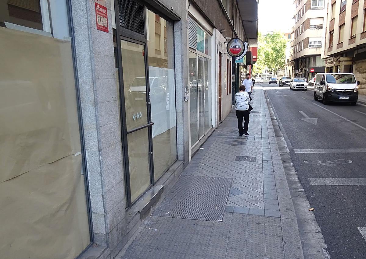 Imagen secundaria 1 - Arriba, el local cerrado de la perfumería Orquidea (número 15). Debajo, a la izquierda, los dos espacios contiguos sin uso del número 17. A la derecha, el cartel que aún anuncia el traslado de Chocolate Amarillo (número 10).